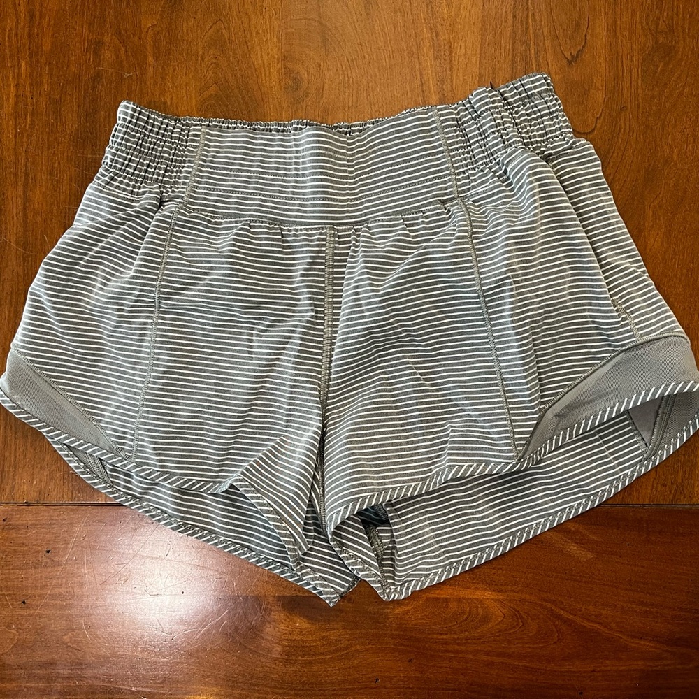 lululemon hotty hot short 2.5”